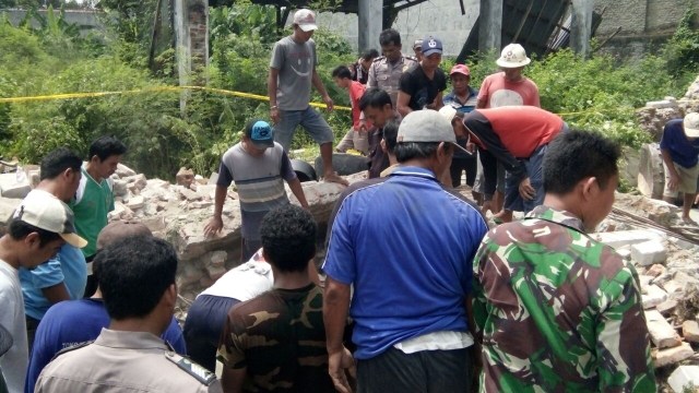 7 orang tewas tertimpa bangunan di Cirebon (Foto: Dok. About Cirebon)