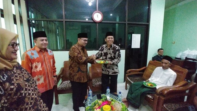 Pak Dirman Tumpengan Harlah ke-55 di Kantor PWNU Jateng | kumparan.com