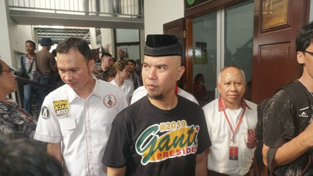 Ahmad Dhani tiba di PN Jaksel. (Foto: Garin Gustavian/kumparan)