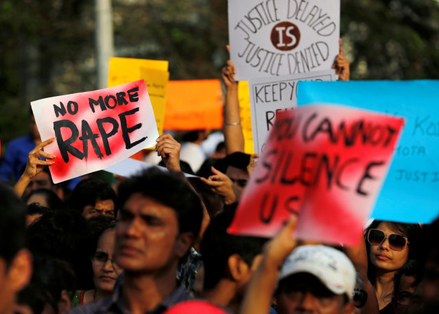 Aksi Protes perkosaan bocah di India. Foto: REUTERS/Adnan Abidi