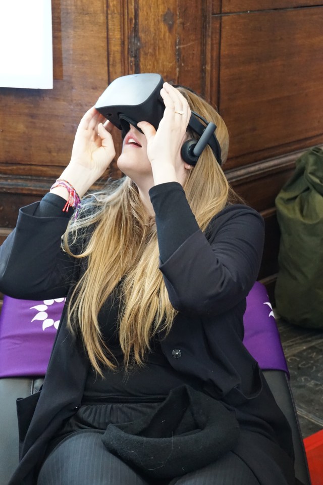 Menjajal Sarco Melalui Virtual Reality (Foto: Jan Hennop/AFP)