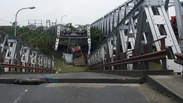 Jembatan Babat Lamongan Ambruk, 3 Truk Tercebur, 1 Tewas