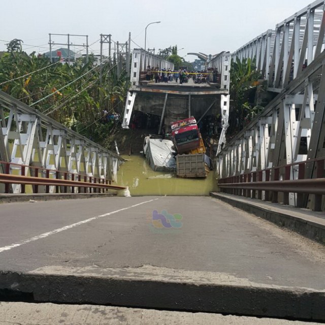 Jembatan Babat Lamongan Ambruk, 3 Truk Tercebur, 1 Tewas (1)