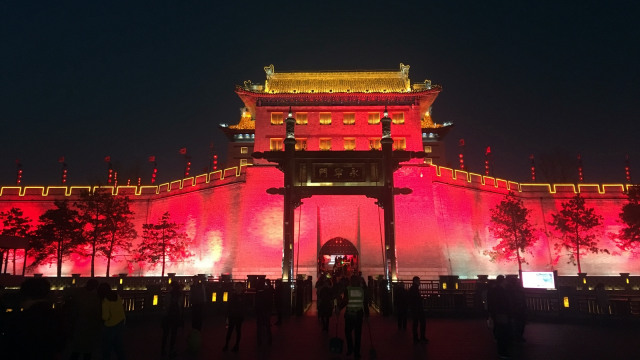 Gerbang kota Xi'an, China malam hari. (Foto: Feby Dwi Sutianto/kumparan)