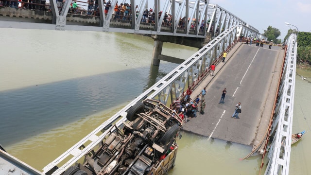 Jembatan di Tuban ambruk (Foto: Dok polda jatim)