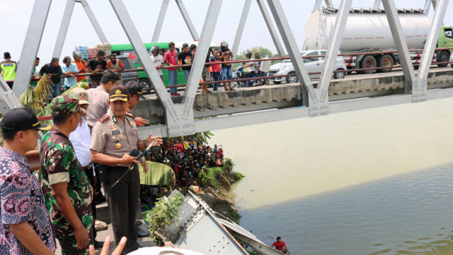 Jembatan di Tuban ambruk (Foto: Dok polda jatim)