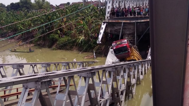Jembatan penghubung Lamongan-Tuban ambruk. (Foto: Dok. Istimewa)