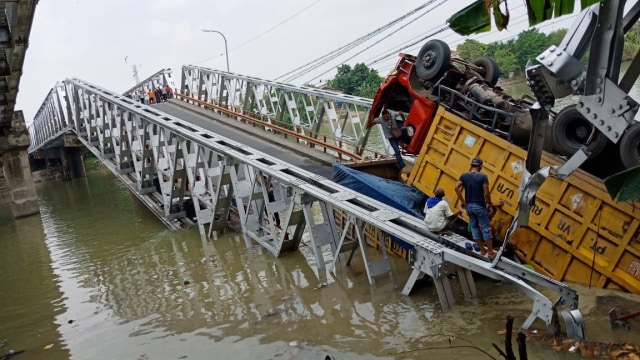 Jembatan penghubung Lamongan-Tuban ambruk. (Foto: Dok. Istimewa)