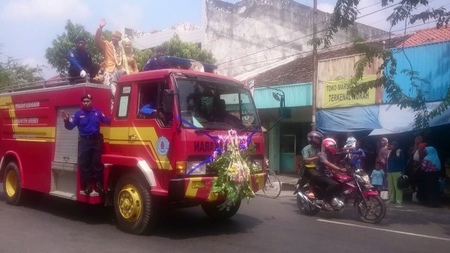 Sepasang Pengantin di Brebes Diarak dengan Mobil Pemadam Kebakaran
