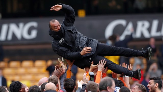 Nuno dilempar ke udara oleh para pemainnya. (Foto: Reuters/Andrew Couldridge)