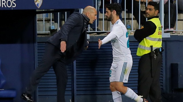 Isco ditarik keluar Zidane. (Foto: Reuters/Jon Nazca)