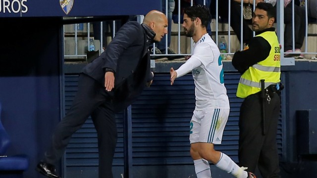 Isco ditarik keluar Zidane. (Foto: Reuters/Jon Nazca)