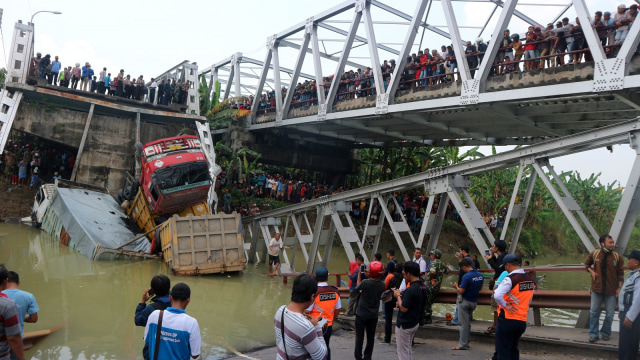 Jembatan ambruk di Tuban (Foto: ANTARA FOTO/Aguk Sudarmojo)
