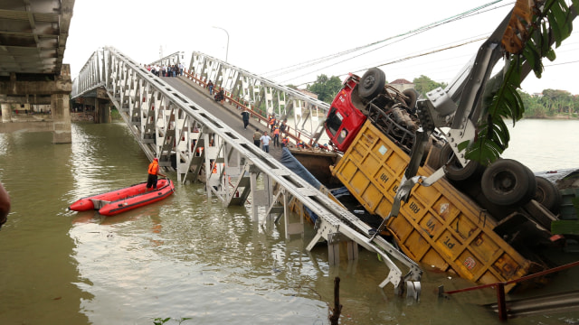Jembatan ambruk di Tuban (Foto: ANTARA FOTO/Aguk Sudarmojo)