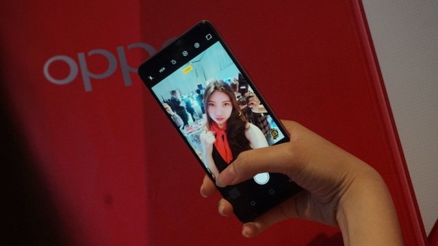 Mencoba OPPO F7, AI-Powered Selfie. (Foto: Garin Gustavian Irawan/kumparan)