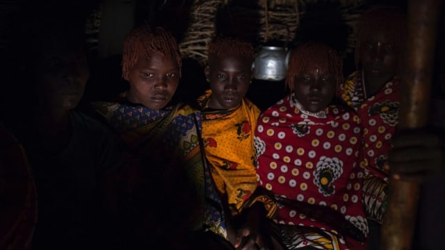Tradisi sunat wanita suku Pokot di Kenya. (Foto: Reuters/Siegfried Modola)