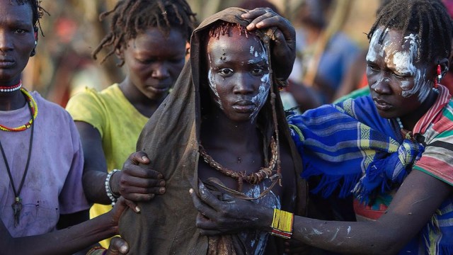 Tradisi sunat wanita suku Pokot di Kenya. Foto: Reuters/Siegfried Modola
