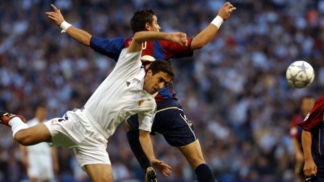 Raul vs Cocu, 2002. (Foto: CHRISTOPHE SIMON / AFP)