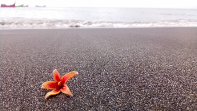 Pasir di Pantai Anoi Itam. (Foto: Flickr/intan_aya)