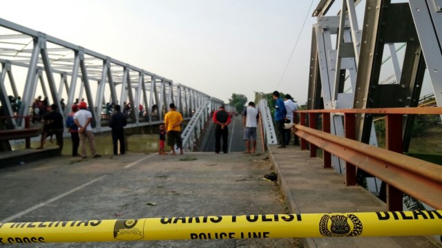 Jembatan Widang ambruk (Foto: Phaksy Sukowati/kumparan)