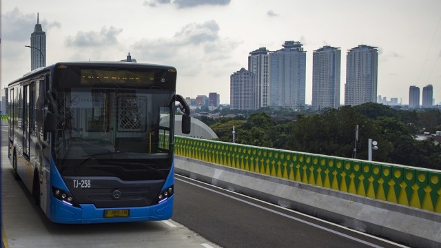 Bus Transjakarta Koridor 13 Tendean-Ciledug (Foto: ANTARA FOTO/Galih Pradipta)