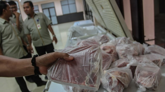 Impor daging kerbau beku (Foto: ANTARA FOTO/Rony Muharrman)