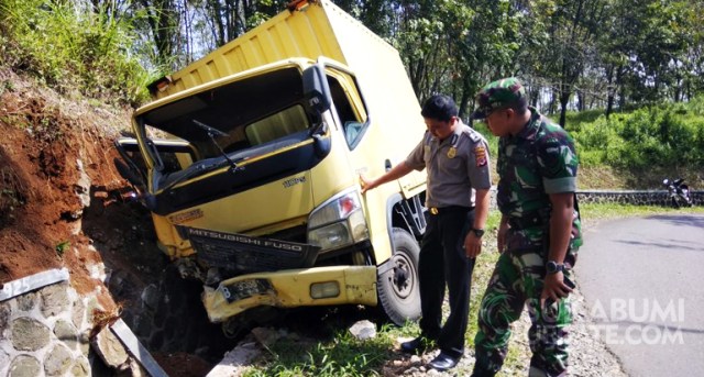 Rem Blong, Truk Boks Tabrak Tebing di Waluran Sukabumi