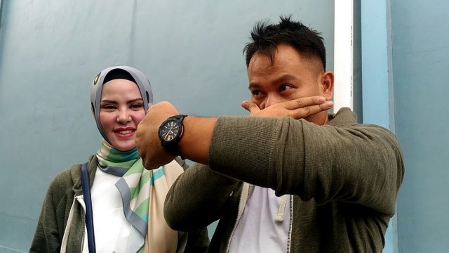 Vicky Prasetyo memamerkan jam tangan baru. (Foto: Maria Gabrielle Putrinda/kumparan)
