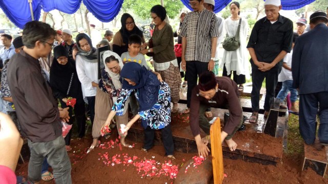 Pemakaman Deddy Sutomo (Foto: Aria Pradana/kumparan)