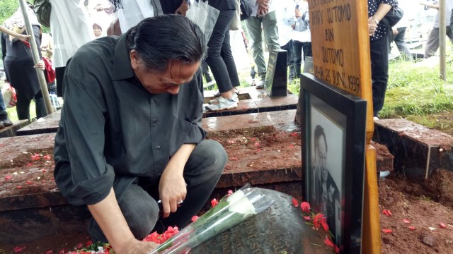 Ray Sahetapy di Pemakaman Deddy Sutomo (Foto: Aria Pradana/kumparan)