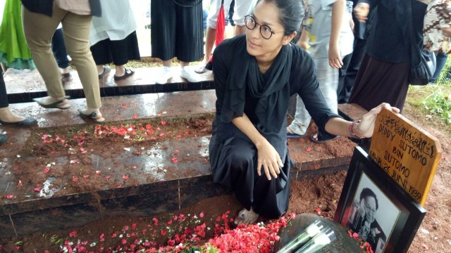 Prisia Nasution di Pemakaman Deddy Sutomo (Foto: Aria Pradana/kumparan)