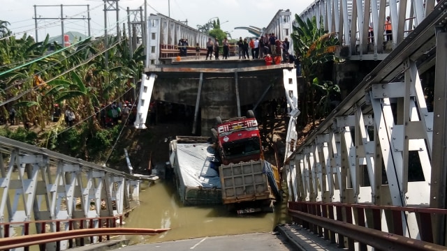 Polisi mengecek Jembatan Widang-Babat. (Foto: Phaksy Sukowati/kumparan)