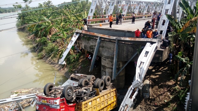 Polisi mengecek Jembatan Widang-Babat. (Foto: Phaksy Sukowati/kumparan)