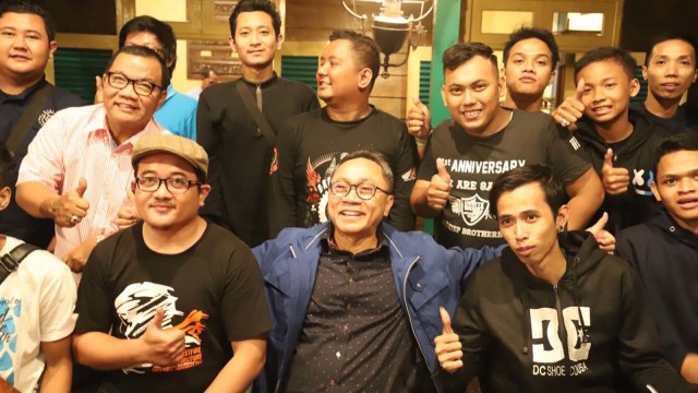Zulkifli Hasan main 'mobile legend' di Surabaya (Foto: Dok. PAN)