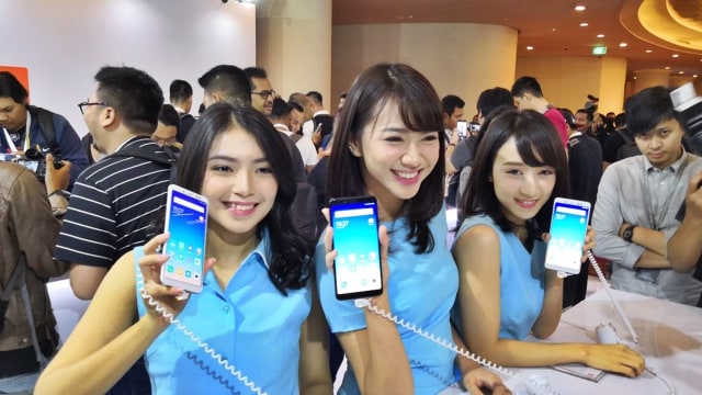 JKT48 dan ponsel Xiaomi Redmi Note 5. (Foto: Bianda Ludwianto/kumparan)