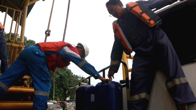 Membersihkan tumpahan minyak di Balikpapan. (Foto: Dok. Pertamina)