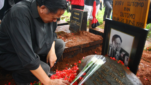 Pemakaman artis senior Deddy Sutomo (Foto: ANTARA FOTO/ Muhammad Iqbal)
