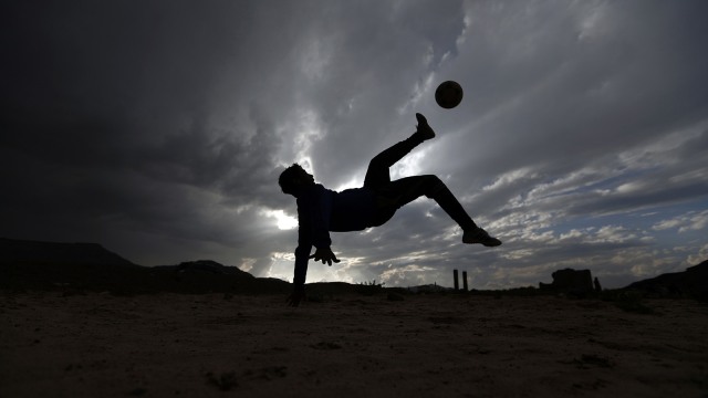 Ilustrasi Sepak Bola (Foto: AFP/Mohammed Huwais)