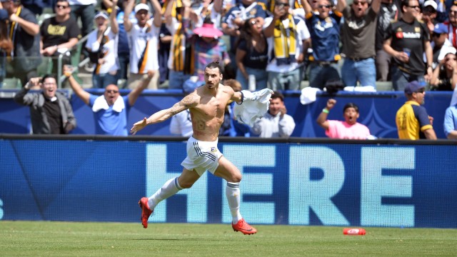 Selebrasi gol Zlatan Ibrahimovic. (Foto: Gary A. Vasquez/Reuters)