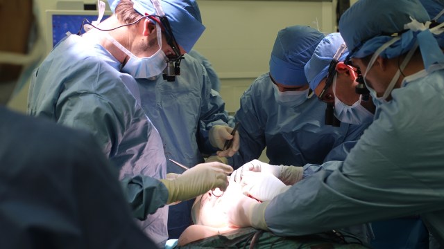 Operasi transplantasi wajah Jerome Hamon. (Foto: HEGP AP-HP via AP)