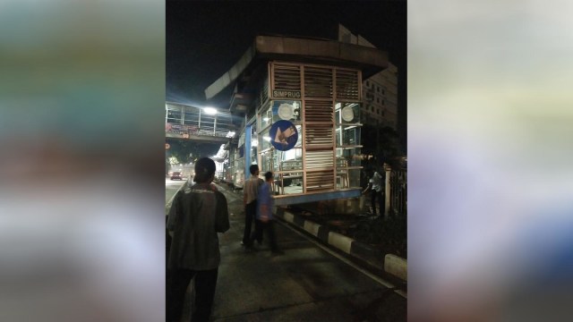 Halte Simprug ditabrak truk (Foto: Humas Trans Jakarta)