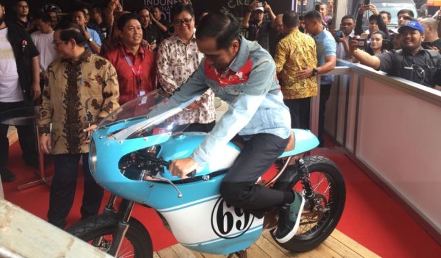 Jokowi melihat motor custom milik Gibran (Foto: Citra Pulandi Utomo/kumparanOTO)