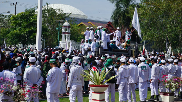 Massa FPI Geruduk Kantor Gubernur Aceh (Foto: Zuhri Noviandi/kumparan)