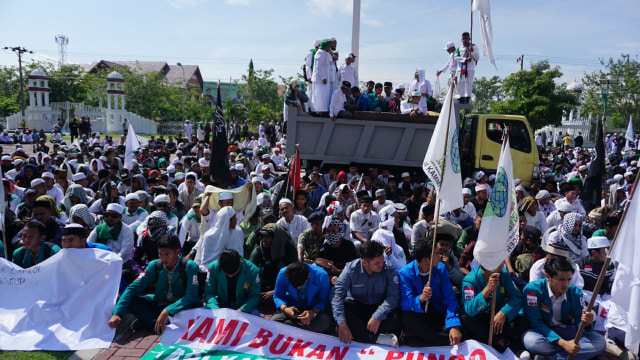Massa FPI Geruduk Kantor Gubernur Aceh (Foto: Zuhri Noviandi/kumparan)
