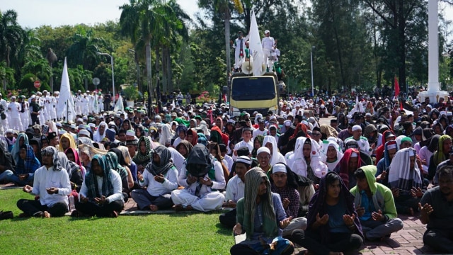 Massa FPI Geruduk Kantor Gubernur Aceh (Foto: Zuhri Noviandi/kumparan)