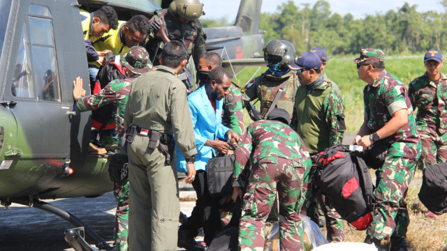 TNI AD evakuasi guru yang diserang (Foto: Dok. Kodam XVII Cendrawasih)