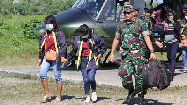 TNI AD evakuasi guru yang diserang (Foto: Dok. Kodam XVII Cendrawasih)