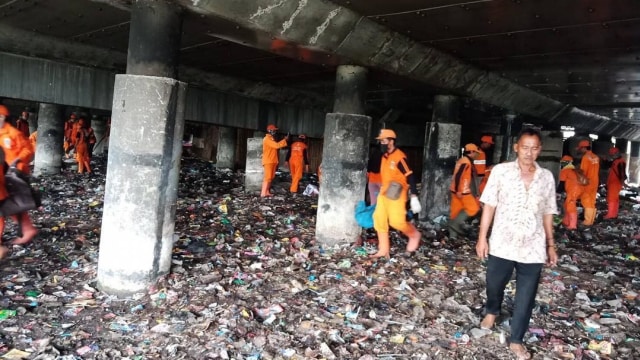 PPSU bersihkan sampah di kolong tol Warakas (Foto: dok. Sandy Adidtya Permana)