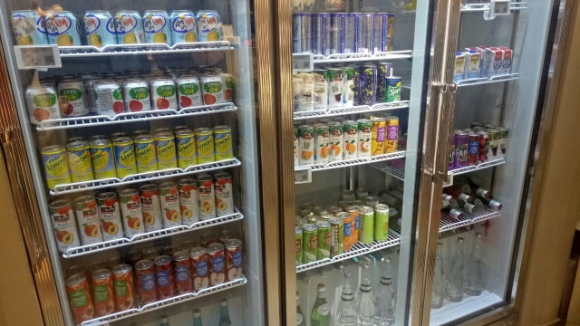 Aneka minuman ringan di Hema supermarket (Foto: Muhammad Fikrie)