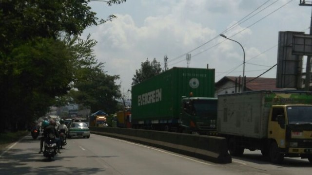 Macet di Jalan Ungaran-Semarang akibat kecelakaan. (Foto: Dok. Istimewa)